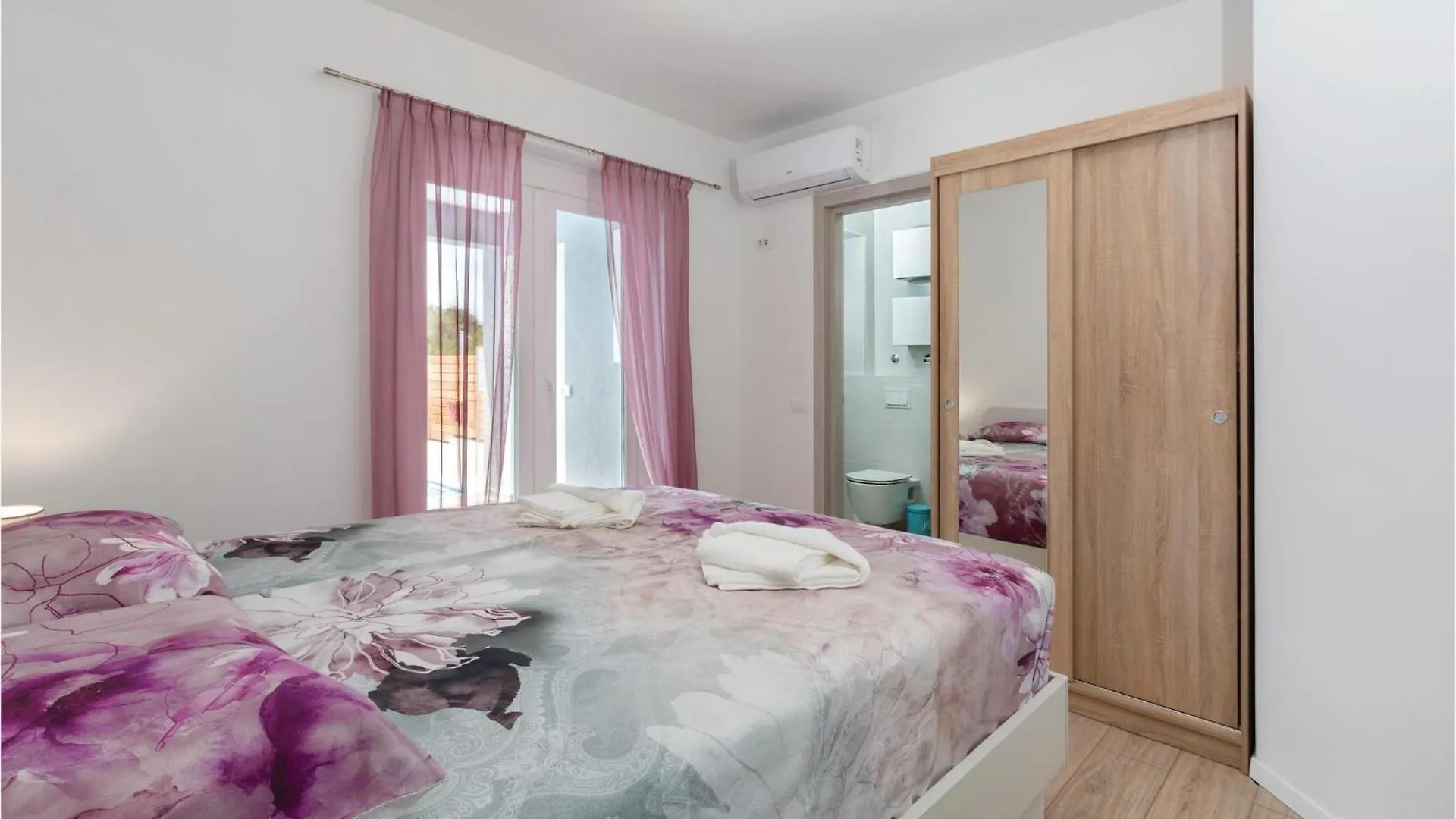 4 Bedroom Stunning Home In Pula