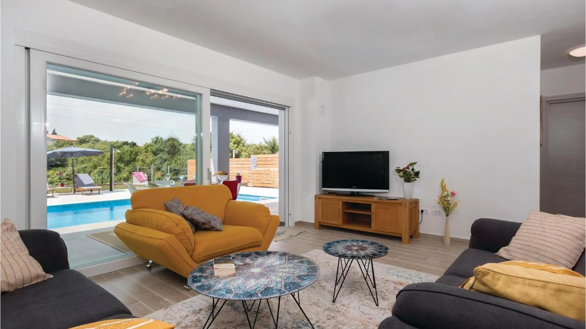 Holiday home 4 Bedroom Stunning Home In Pula